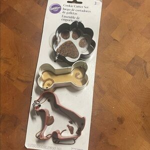 Wilton Metal 3-Pc Cookie Cutter Set (Paw Print, Bone, Dog)